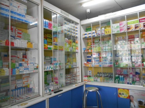 Ứng dụng của tủ nhôm kính trong việc trưng bày sản phẩm 1