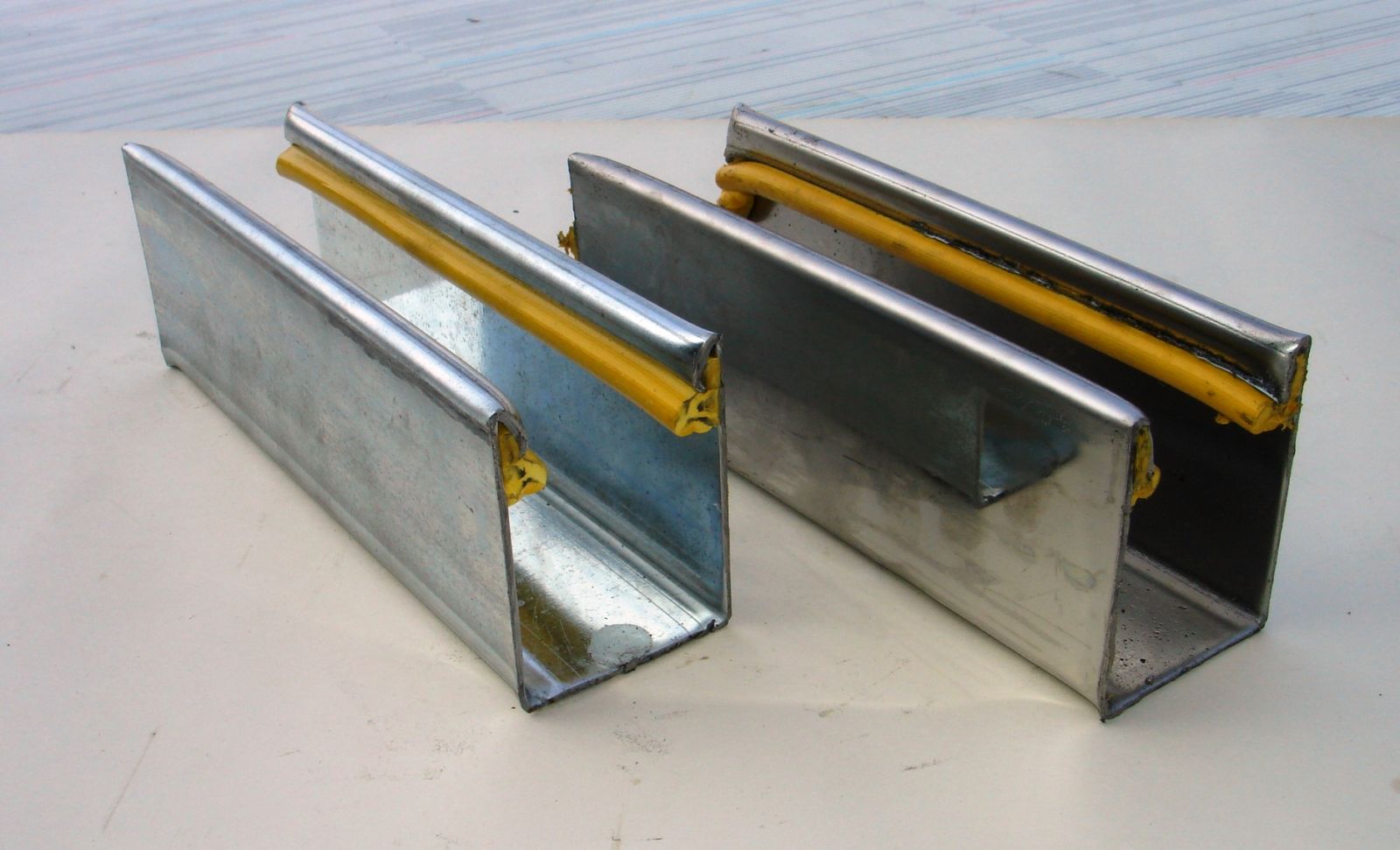 2.2. Đường ray cửa cuốn nhôm cao cấp 1