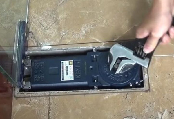 Cách 1: Chỉnh cửa bị xệ nhờ bản lề 1